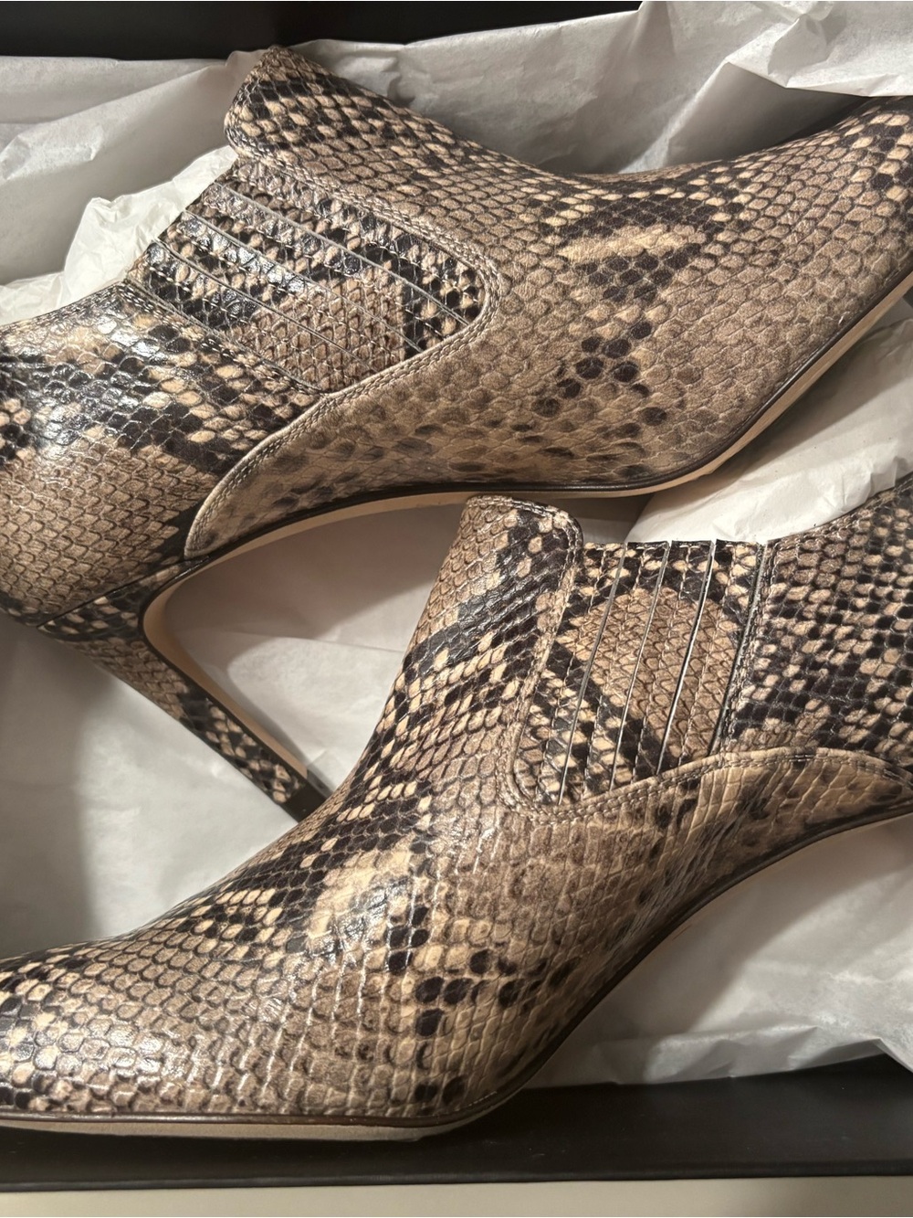 NWB Inez Marisol 70 point ankle booties size 9 with 3 in heel-natural snake